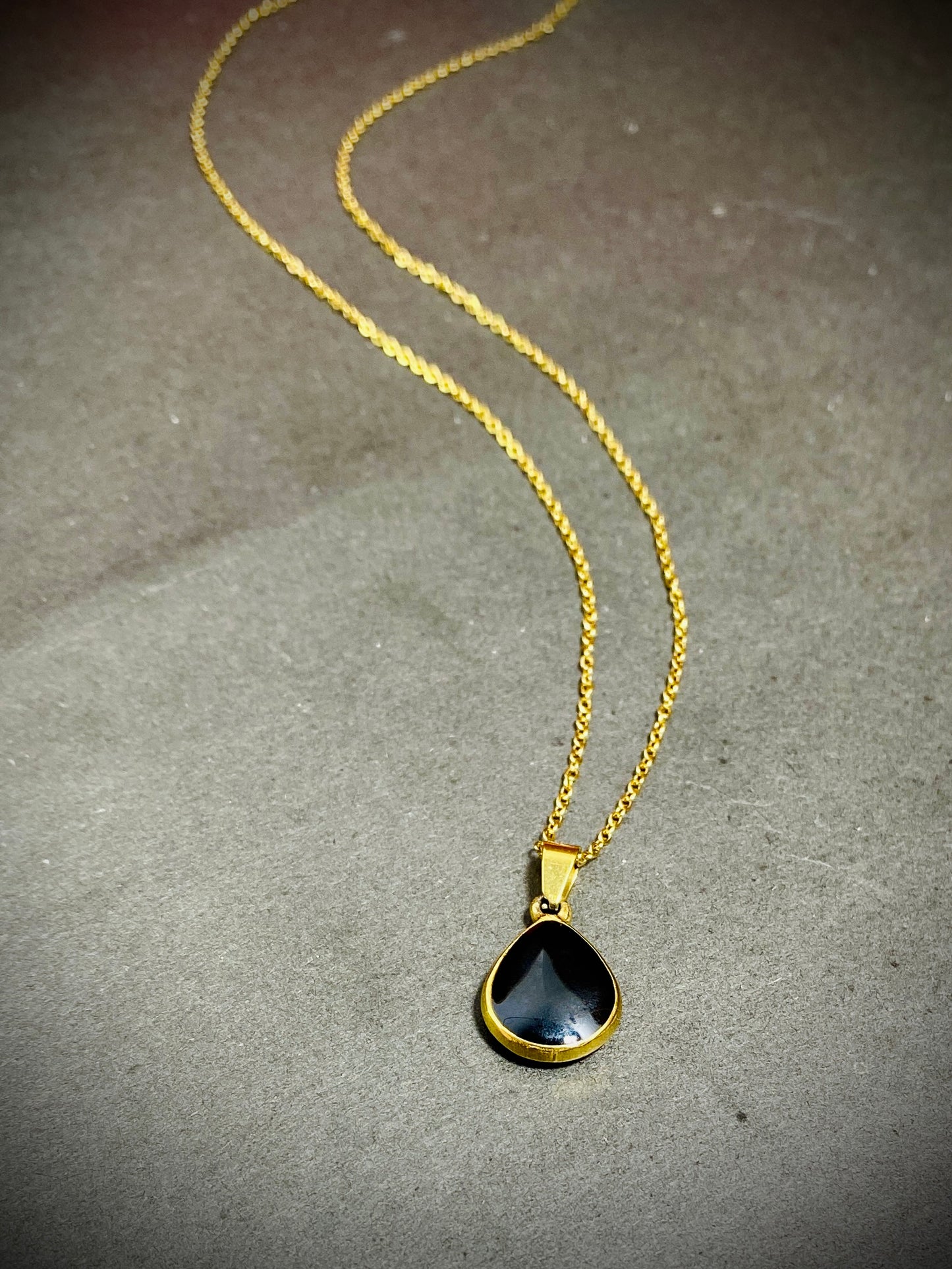 Elegant Black Teardrop Pendant Necklace