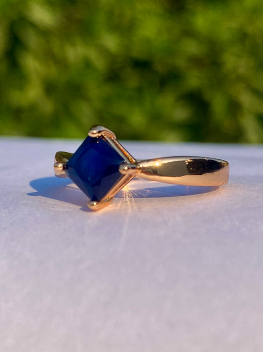 Elegant Blue Sapphire Princess-cut Gold adjustable ring.